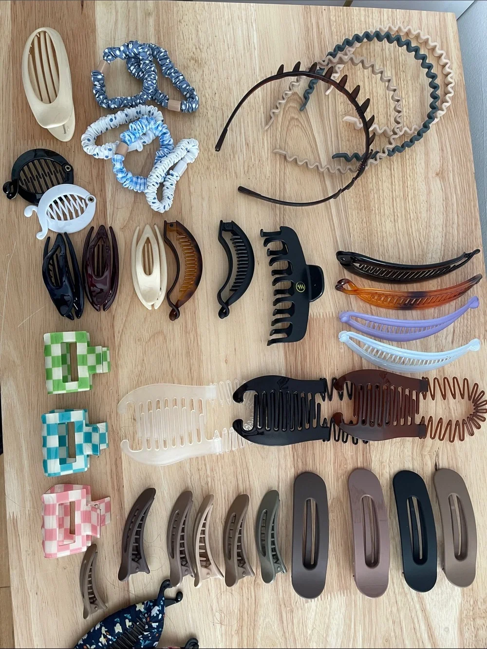 Bundle of 56 hair clips and ties